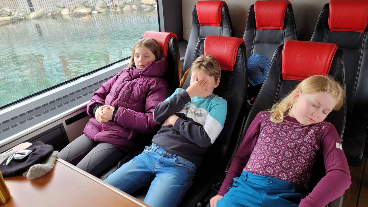 Hele Norge svømmer: Slitne elever ved Meløy skole tar ferga tilbake til Meløy etter svømmeundervisning på fastlandet.