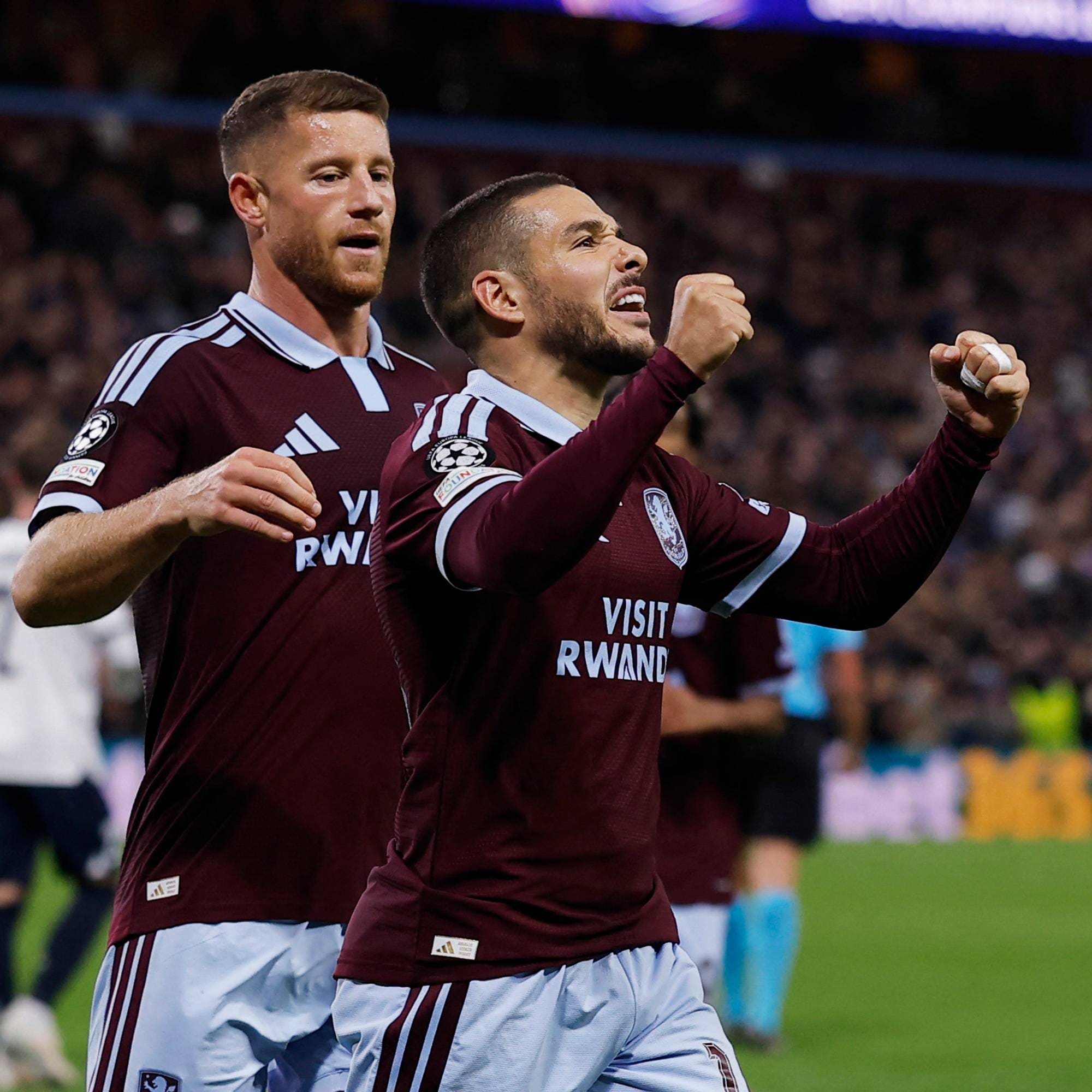 Aston Villa-spillere jubler i en fotballkamp på en fullsatt stadion. (Bildebeskrivelsen er laget av en KI-tjeneste)