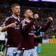 Foto: Andrew Couldridge / REUTERS,NTB Aston Villa-spillere jubler i en fotballkamp på en fullsatt stadion. (Bildebeskrivelsen er laget av en KI-tjeneste)
