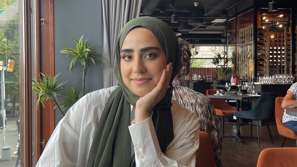 Opplevde rasisme på open gate: Zahraa (20) filma medan ho tok til motmæle
