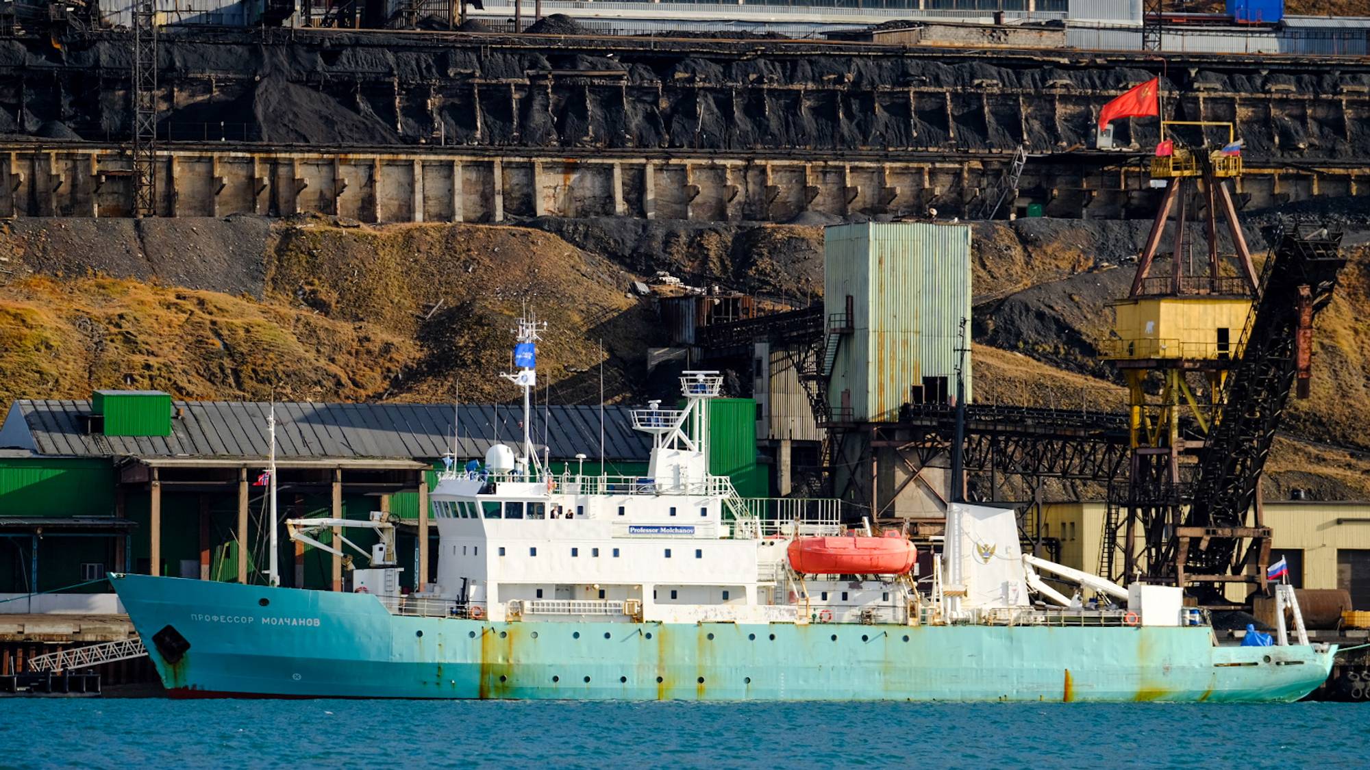 Det russiske skipet «Professor Moltsjanov» ved kai i Barentsburg på Svalbard