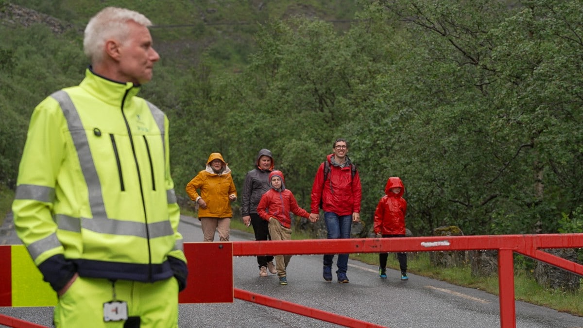 Så rasfarleg at vegen er stengd ut året – folk trassar sperringane
