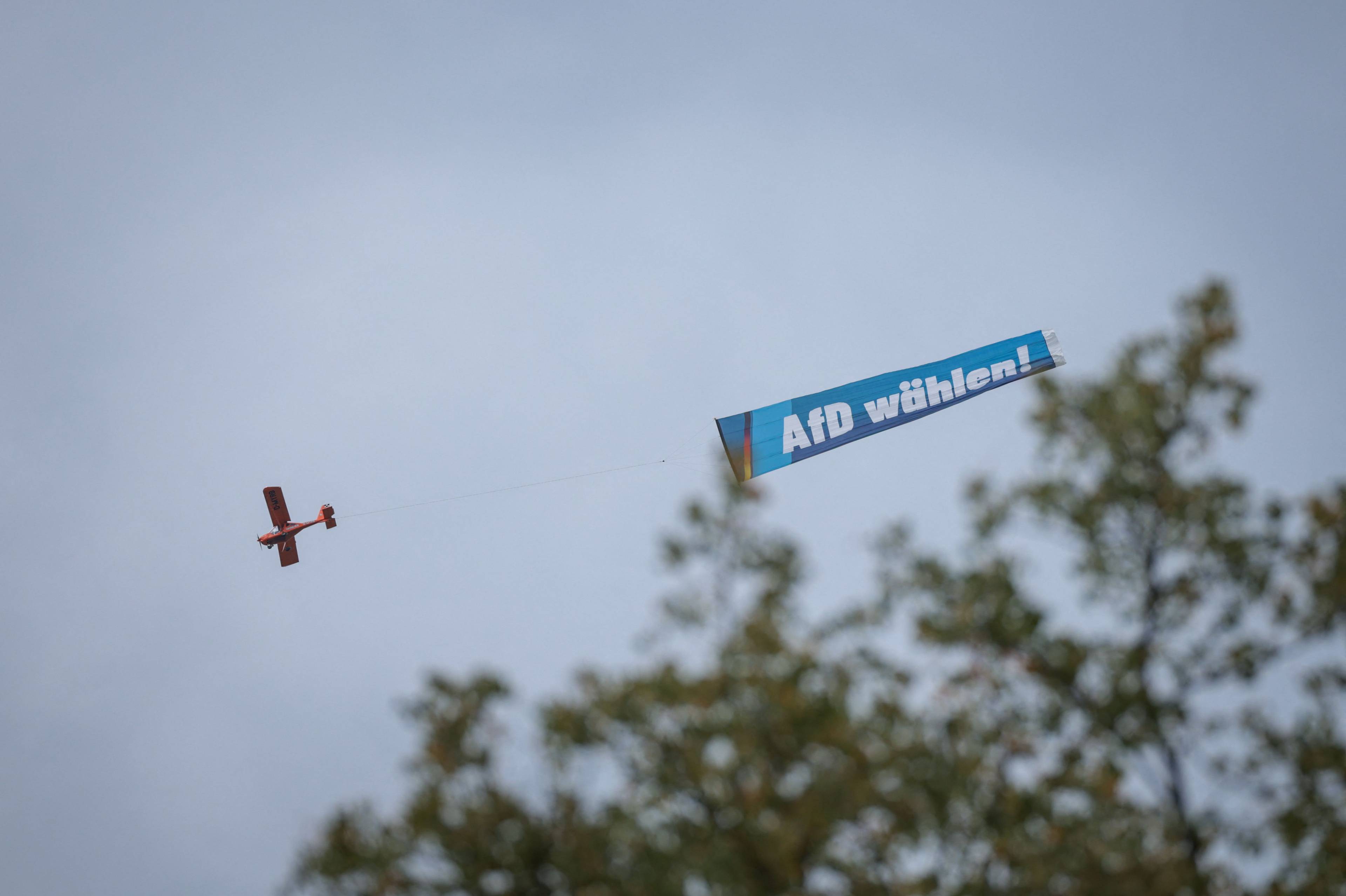 et småfly med AFD-banner hengende etter seg i lufta