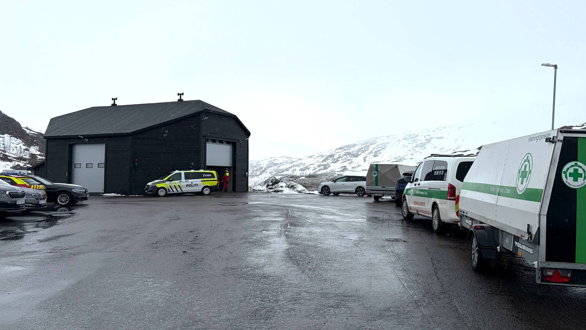 Politi, brann og hjelpemannskaper har satt kommandoplass ved tollstasjonen på Bjørnfjell.
