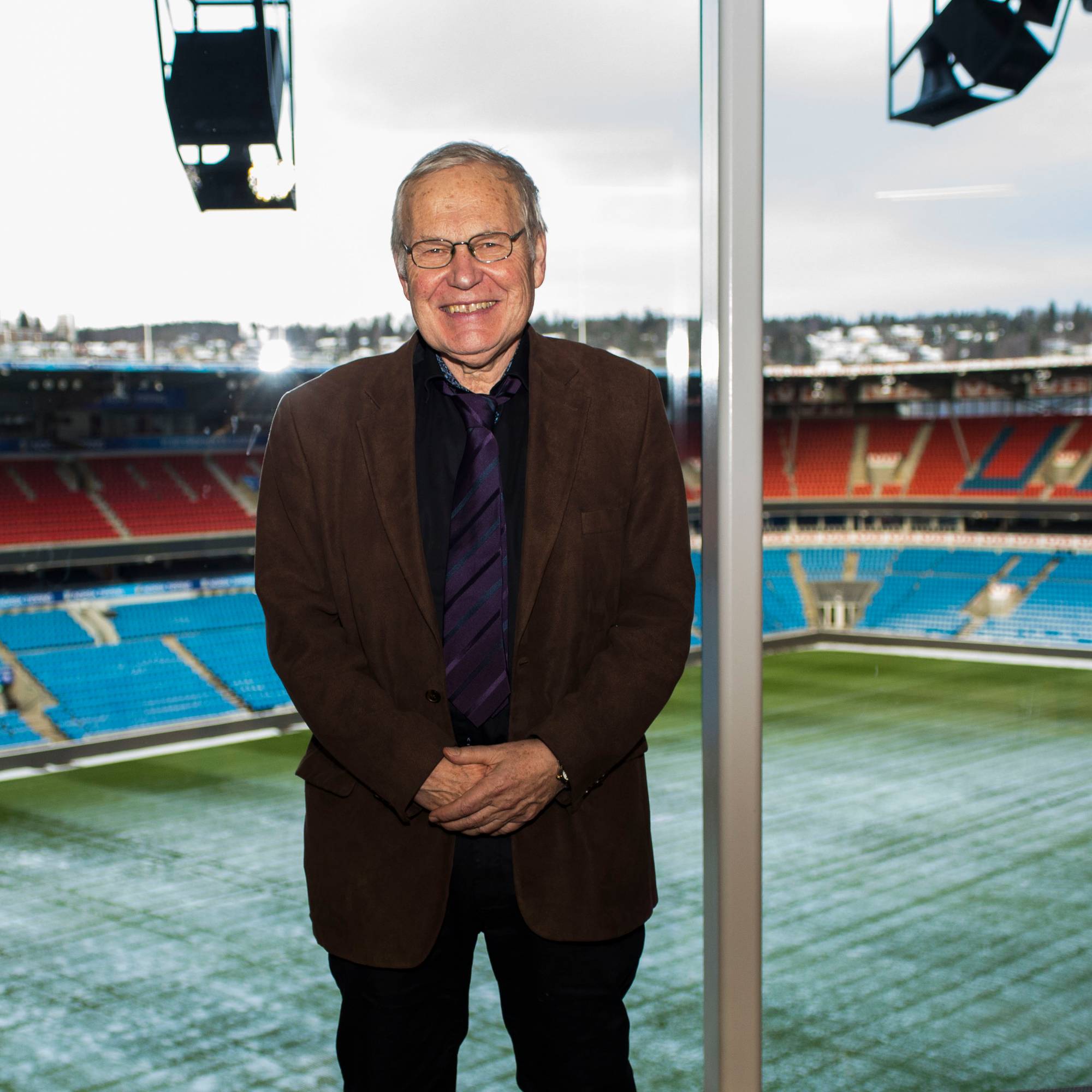En mann på et stadion