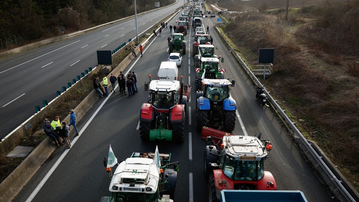 Franske bønder blokkerer vegane inn til Paris