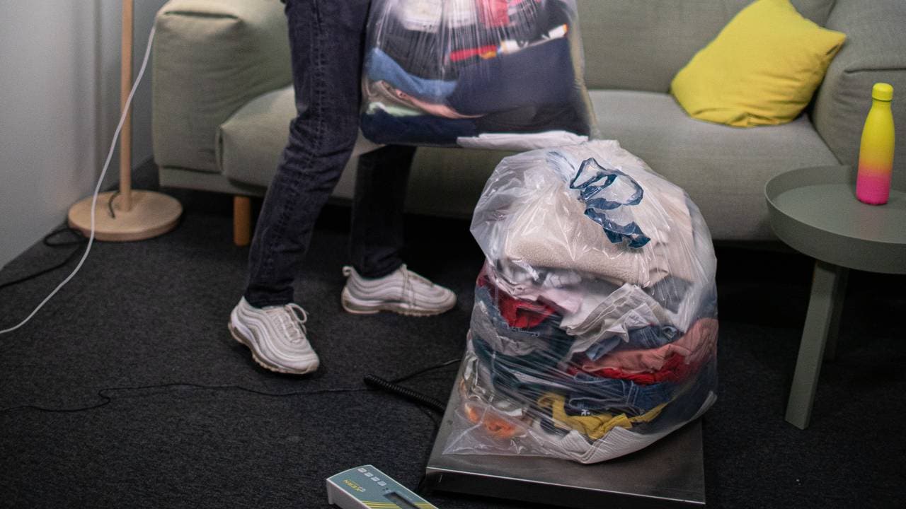 Eilert legger søppelsekkene på vekten