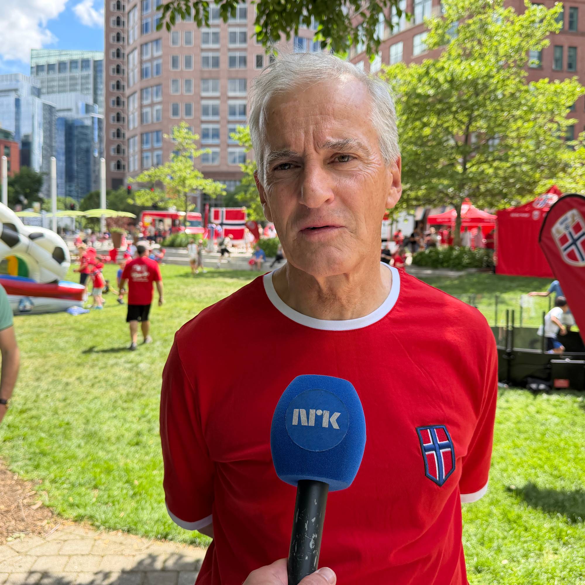 Statsminister Jonas Gahr Støre i fotballtrøye i Boston før Norges første VM-kamp.