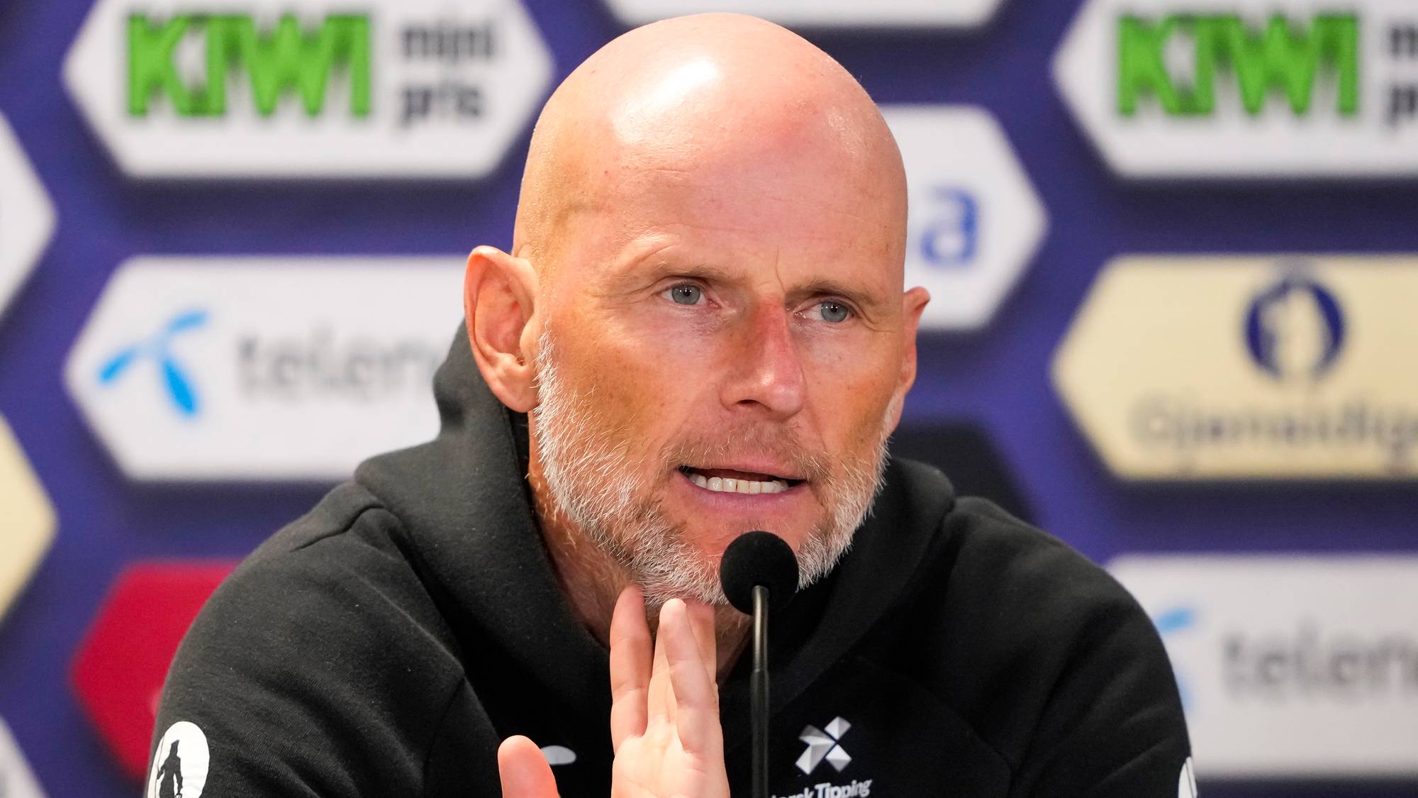 Ståle Solbakken på pressekonferanse