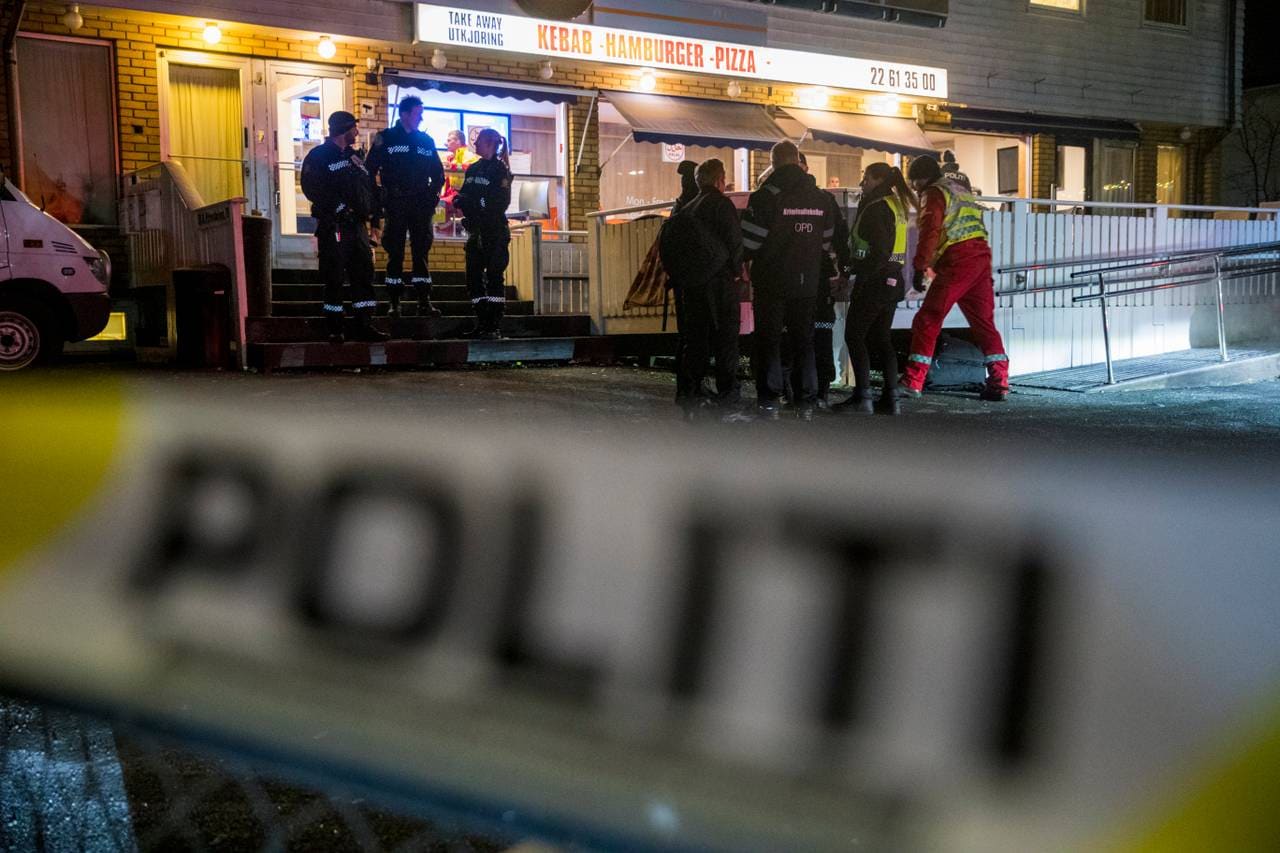 Store politistyrker og helsevesen rykket til Prinsdal i Oslo da meldingen om skyting kom rett før midnatt fredag.