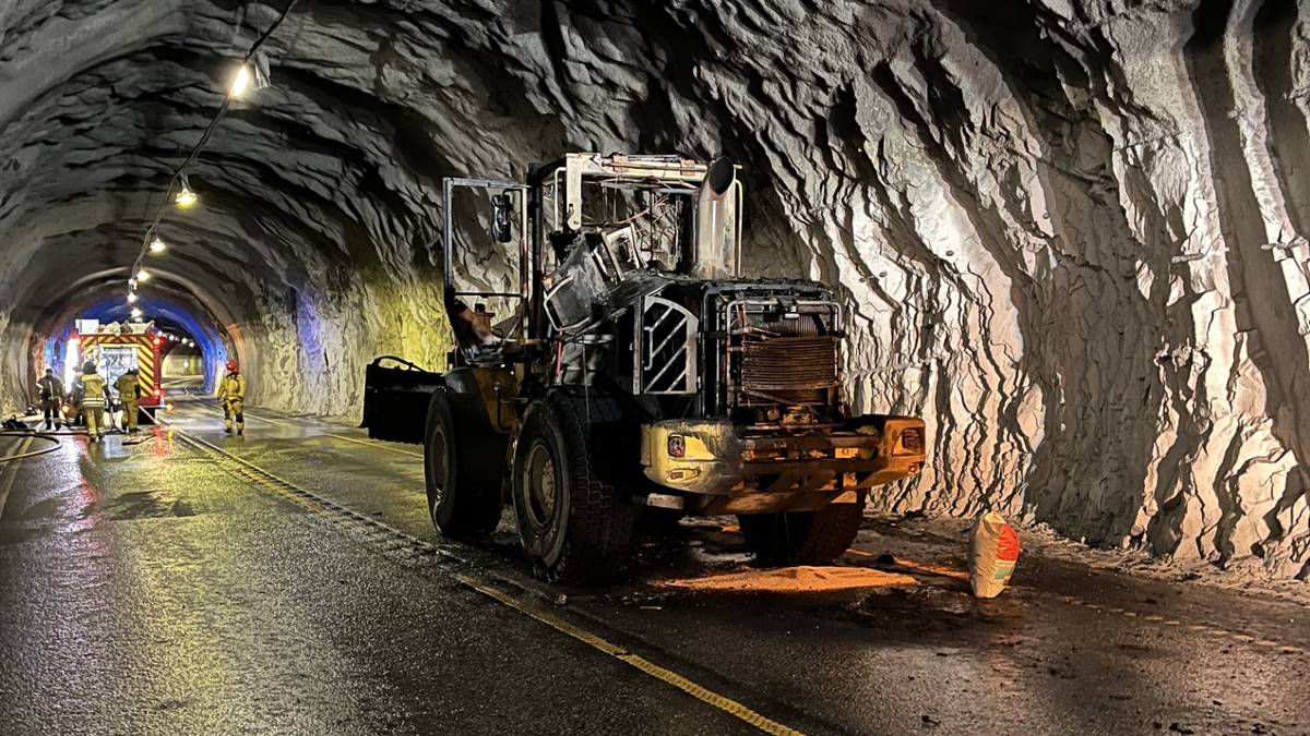 Kraftig brann i hjullaster i tunnel på E16 – lastebiler måtte rygge ut