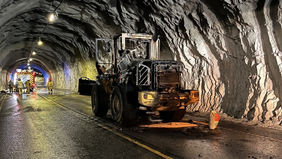 Bogetunnelen på E16 stengt etter brann