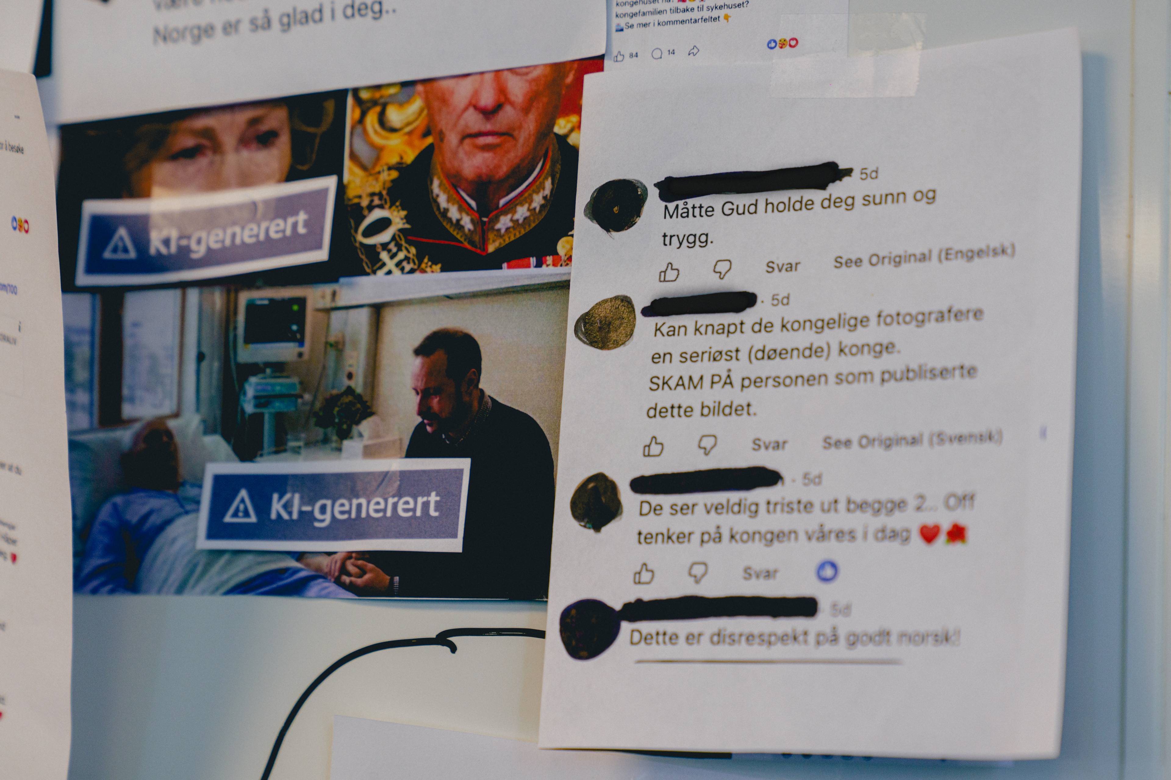 En tavle med utskrifter av innlegg publisert på Facebook. Lapper med "KI-generert" er teipet over flere av bildene som ser ut til å vise kong Harald, kong Haakon, dronning Sonja, og dronning Mette-Marit sterkt preget i det som ser ut som ulike situasjoner