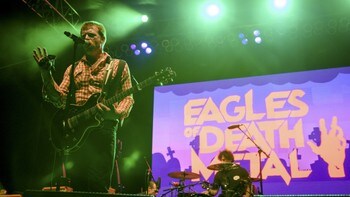 tonight, Eagles of Death Metal back in Paris. This time & # xE5; complete & # xF8; re European tour the m & # xE5; support cancel after the terrorist attacks in November 