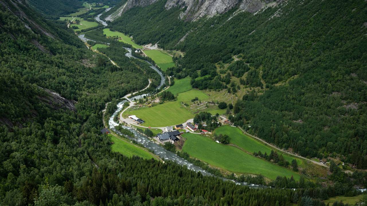 Eikesdal i Møre og Romsdal, mot Finnset. Elva Aura er stor på grunn av overløp på Aursjøen.