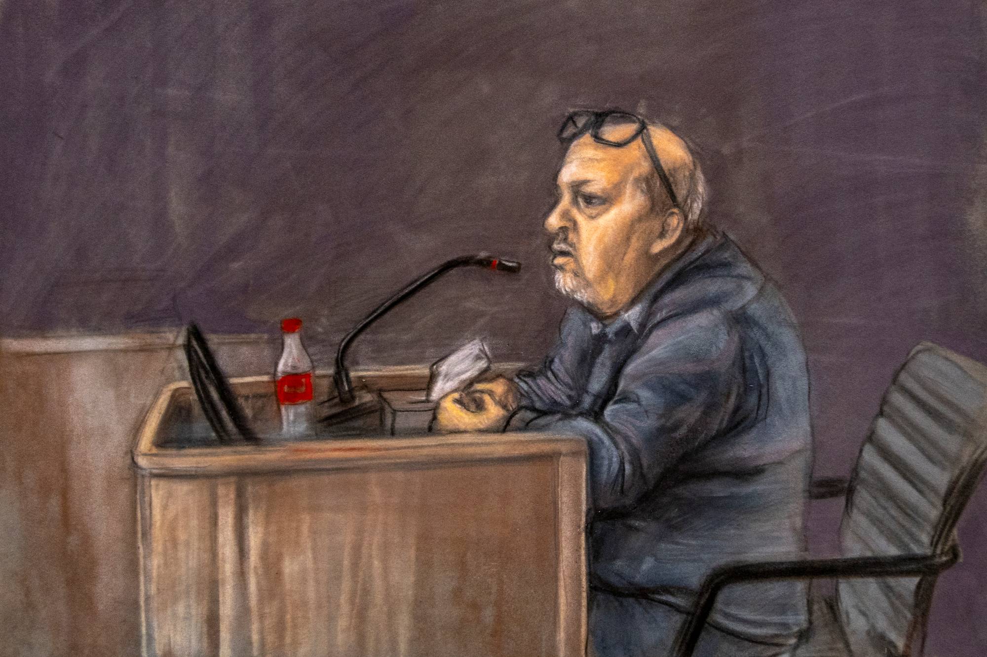 Rettssakens tegning viser en mann med briller som sitter ved et bord. Mannen ser til høyre. Foran ham er en flaske, en mikrofon og noen papirer. Han har en mørk jakke på seg og sitter i en stol. 