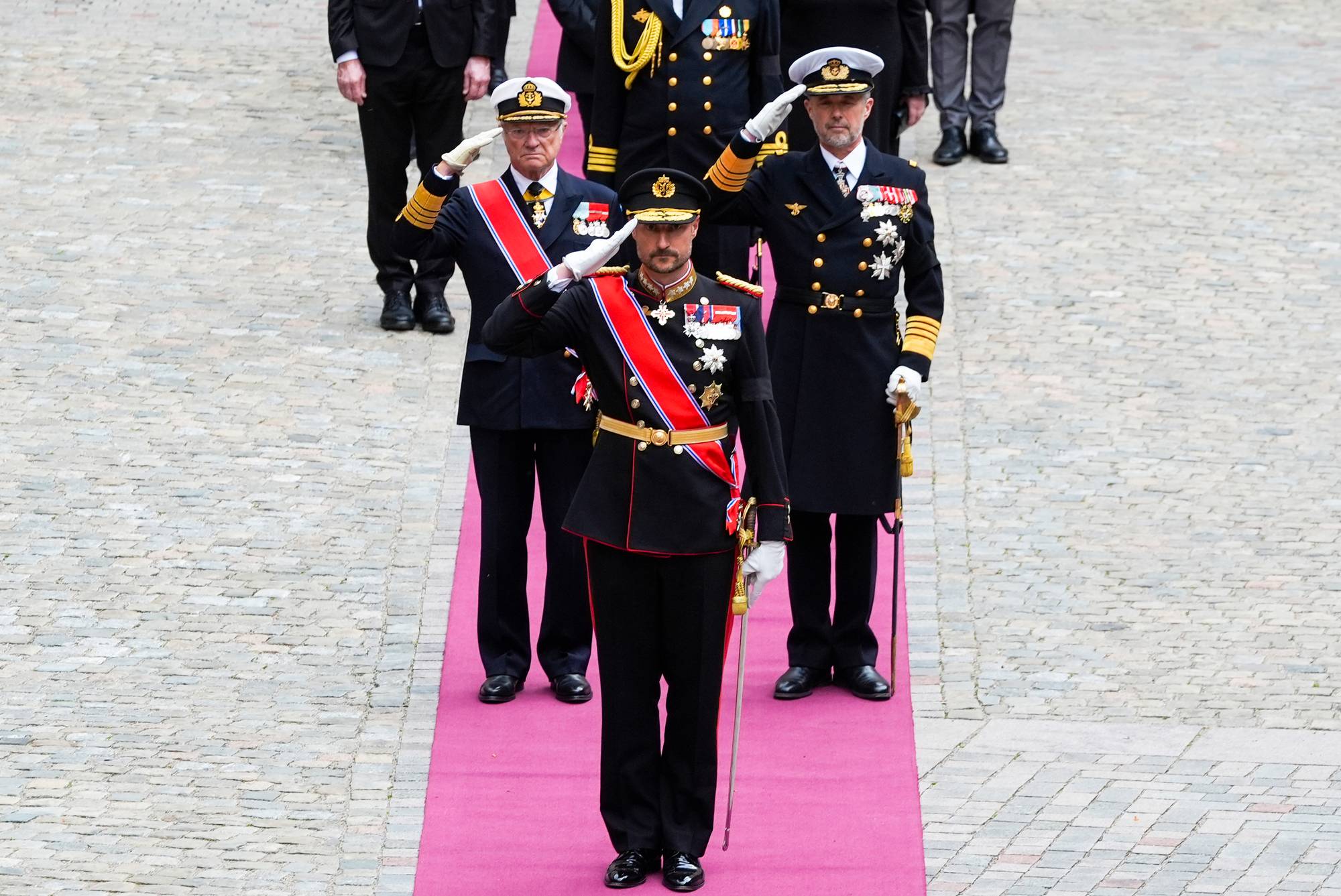 Kong Haakon, Sveriges kong Carl Gustaf og Danmarks kong Frederik hilser til båren med kong Harald