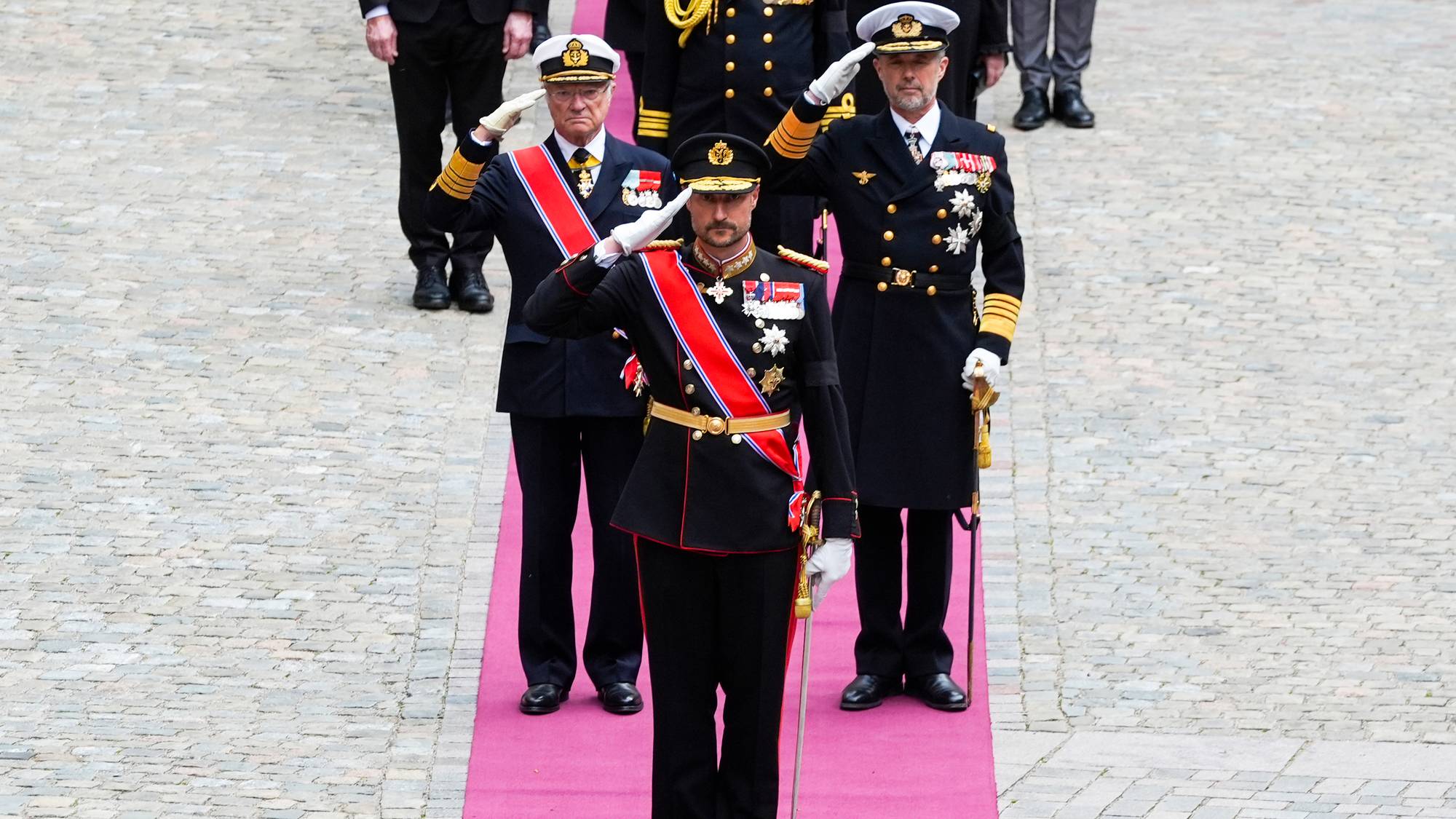 Kong Haakon, Sveriges kong Carl Gustaf og Danmarks kong Frederik hilser til båren med kong Harald