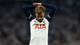 Peter Cziborra / REUTERS,NTB En fotballspiller i Tottenham-drakt holder hendene over hodet. Han har bukkede hode og ser ned. Det er publikum i bakgrunnen. (Bildebeskrivelsen er laget av en KI-tjeneste)