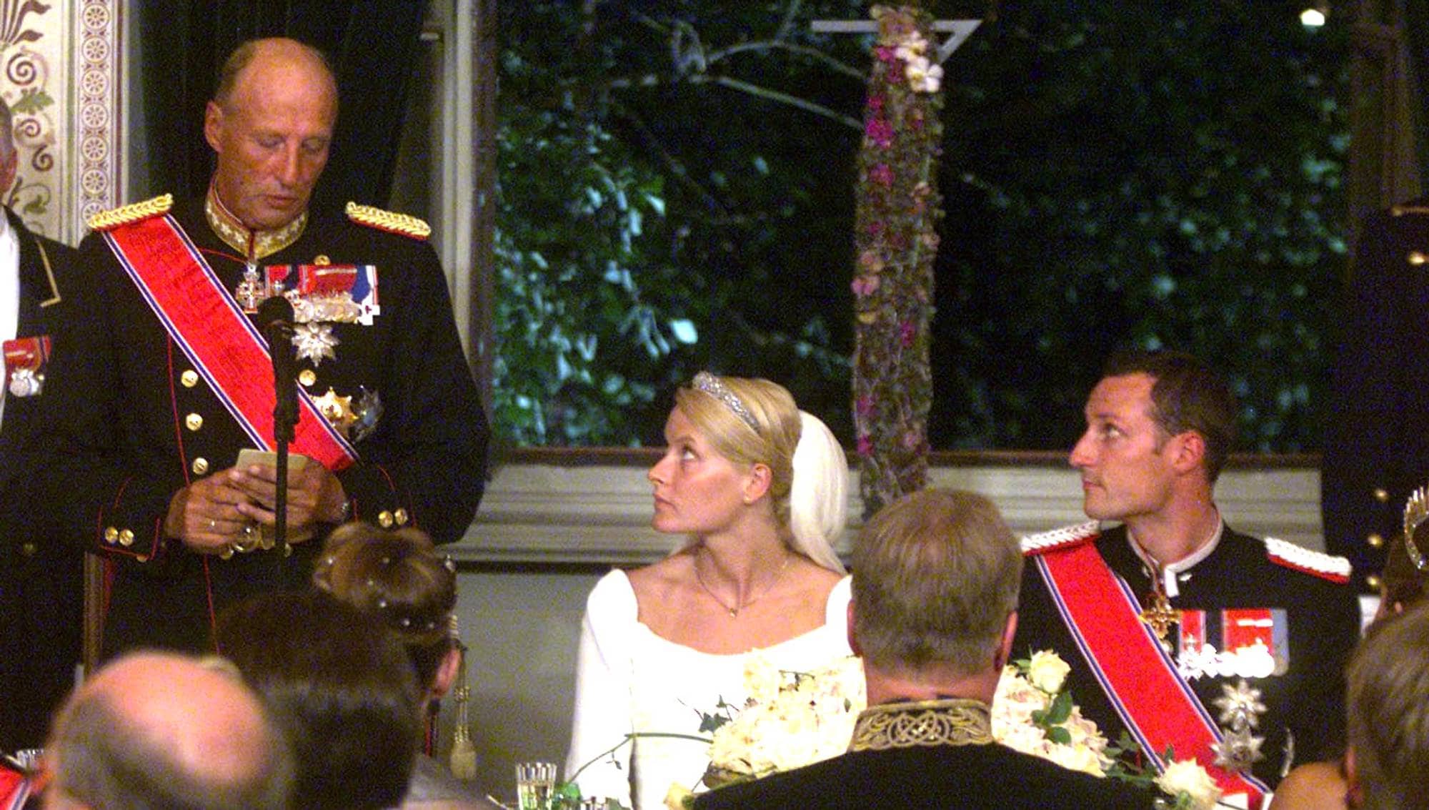 Kong Harald taler til kronprins Haakon og kronprinsesse Mette-Marit under bryllupsmiddagen