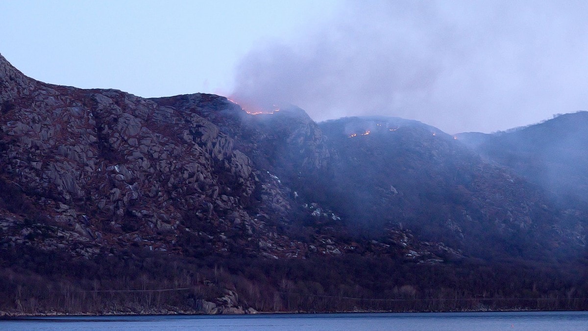 Begynner å få kontroll på terrengbrann ved Dalsnuten