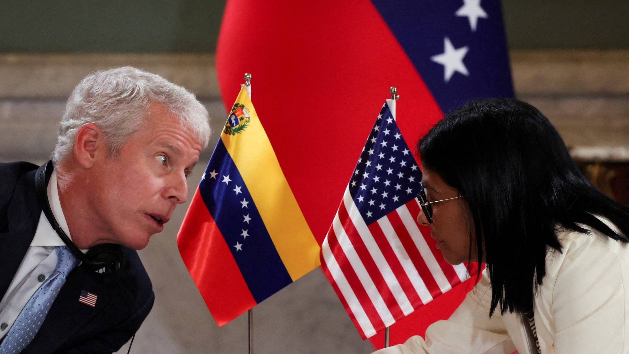 USAs energiminister Chris Wright møtte Venezuelas fungerende president Delcy Rodriguez til samtaler om oljen i Caracas denne uka. 