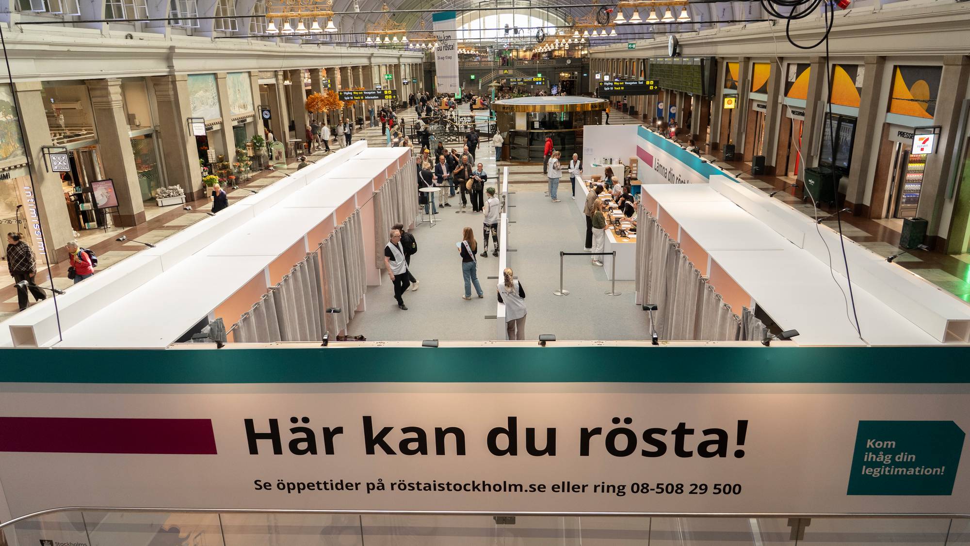 Bilder av diverse politiskeplakater rundt i Stockholm. 
Socialdemokraterna (S), Sverigedemokraterna (SD), Moderaterna (M), Centerpartiet (C), Vänsterpartiet (V), Kristdemokraterna (KD), Miljöpartiet (MP), Liberalerna (L)