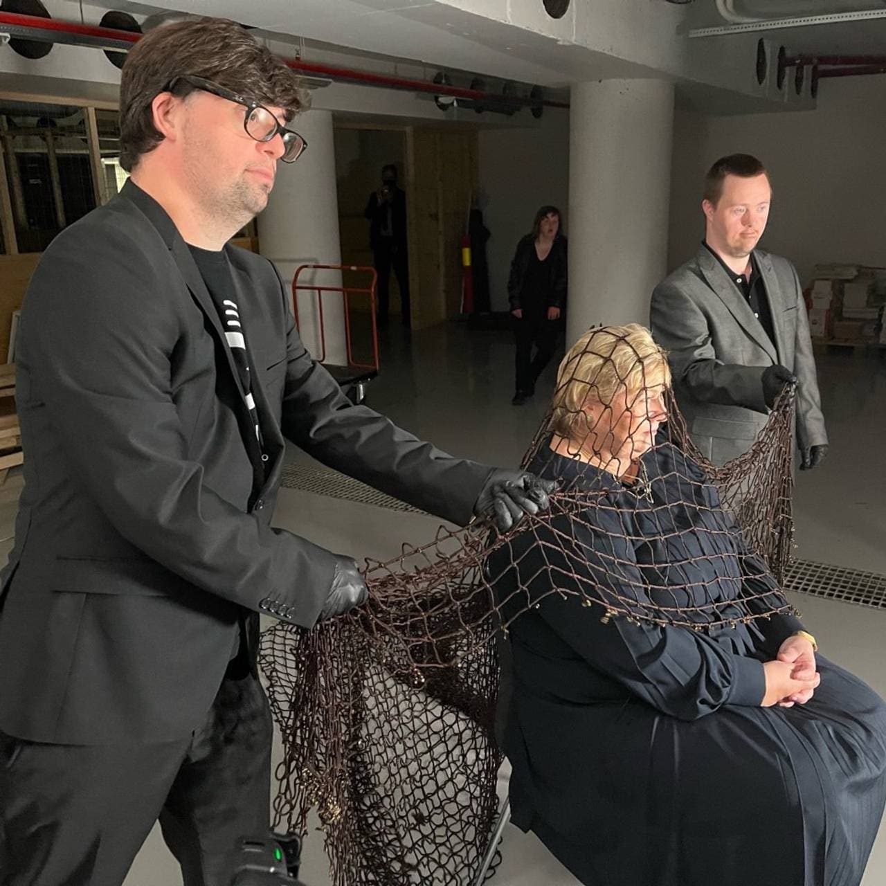 Statsminister Erna Solberg blir fanget av Detektiv Downs og hans medhjelpere.
