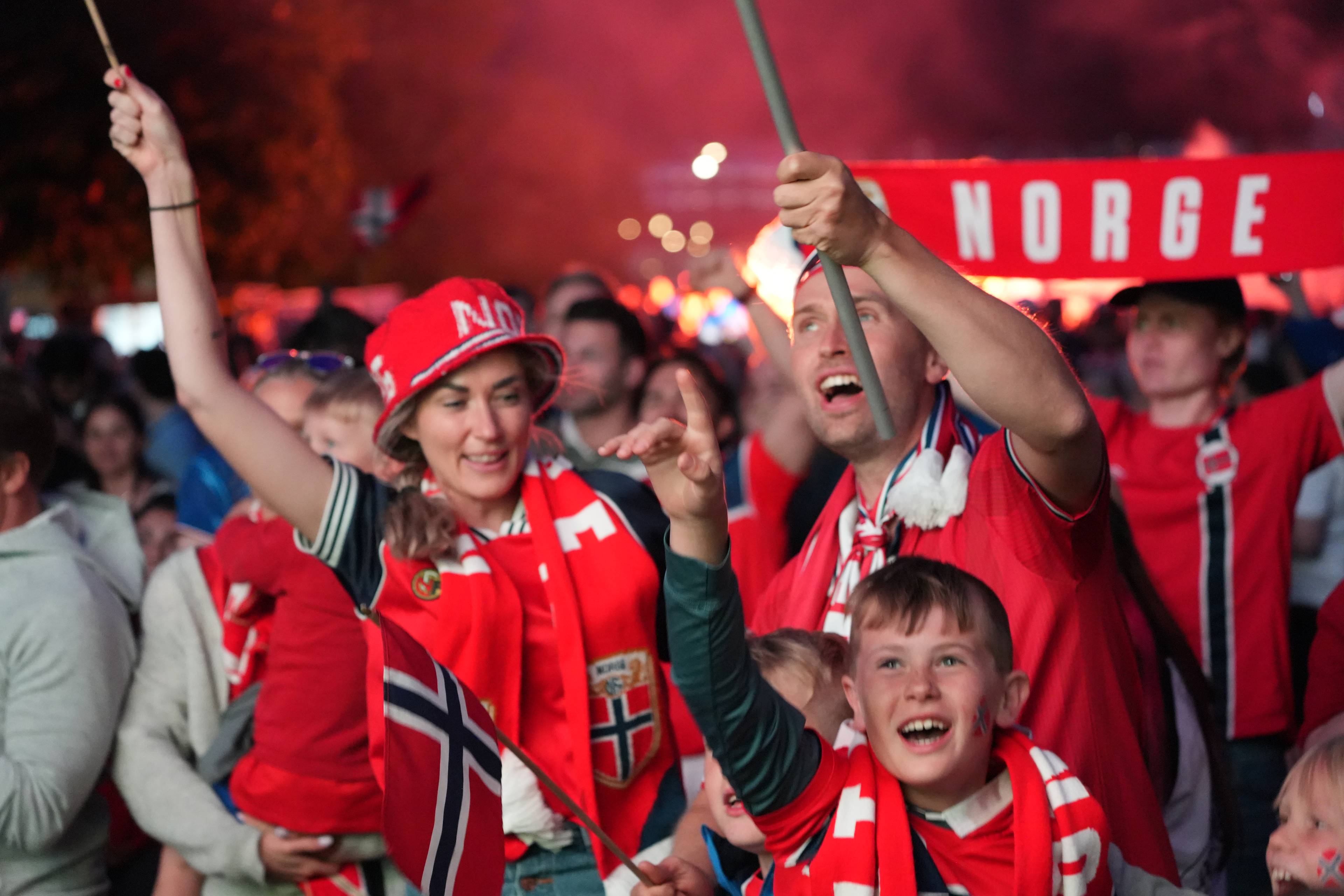 En familie som jubler i publikum. Det er en mann, dame og tre små barn. Alle har på en Norge trøye.