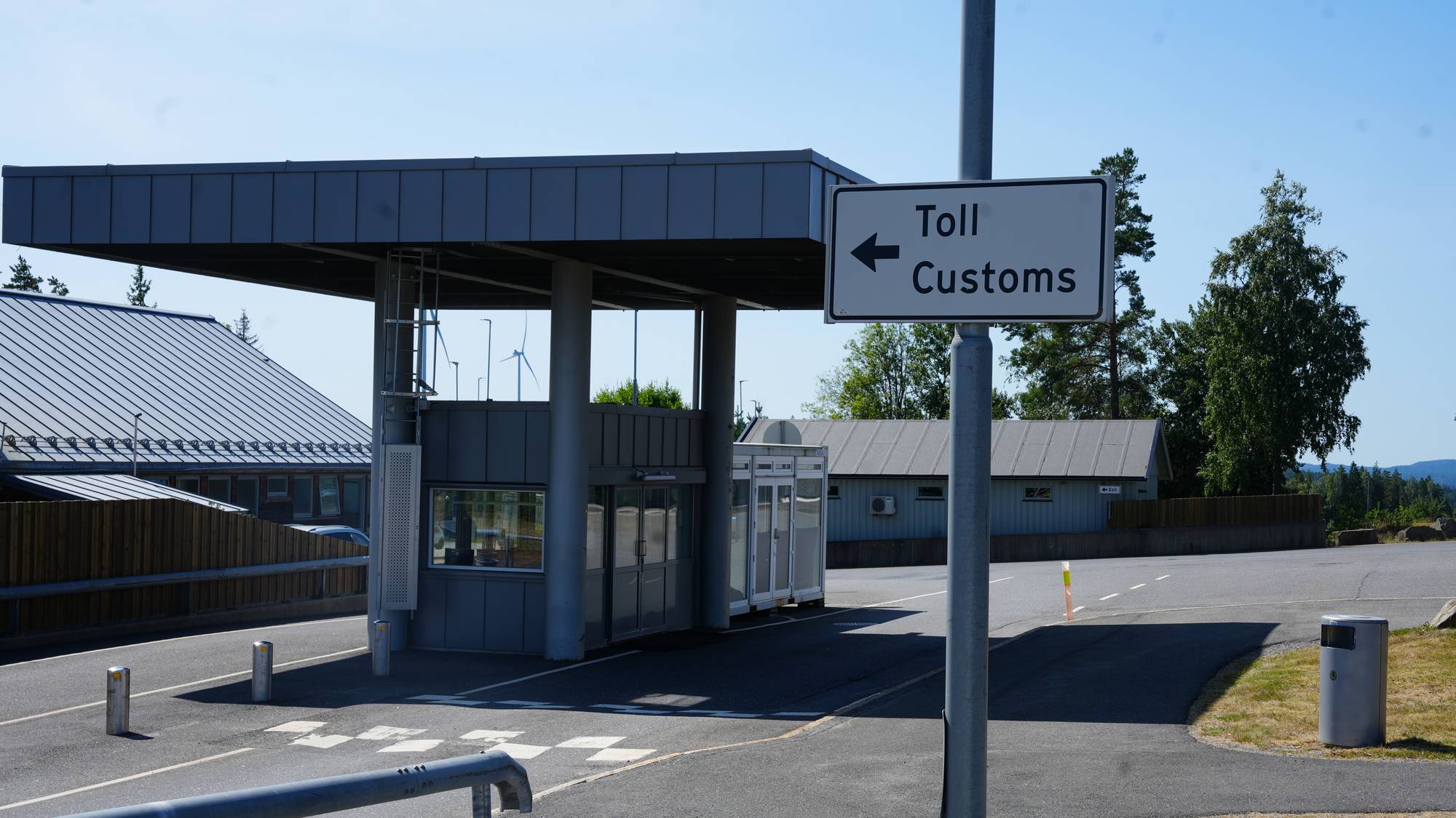 Skilt med teksten Toll Customs foran tollbod