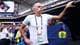 BUDA MENDES / GETTY IMAGES NORTH AMERICA,NTB Ståle Solbakken står på sidelinjen under en fotballkamp på en stor arena. (Bildebeskrivelsen er laget av en KI-tjeneste)