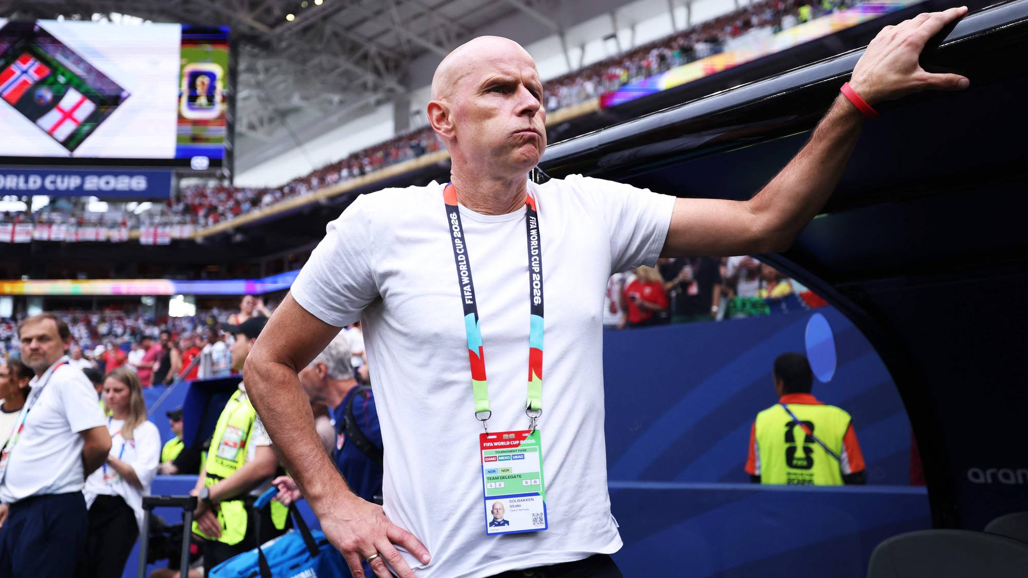 Ståle Solbakken står på sidelinjen under en fotballkamp på en stor arena. (Bildebeskrivelsen er laget av en KI-tjeneste)