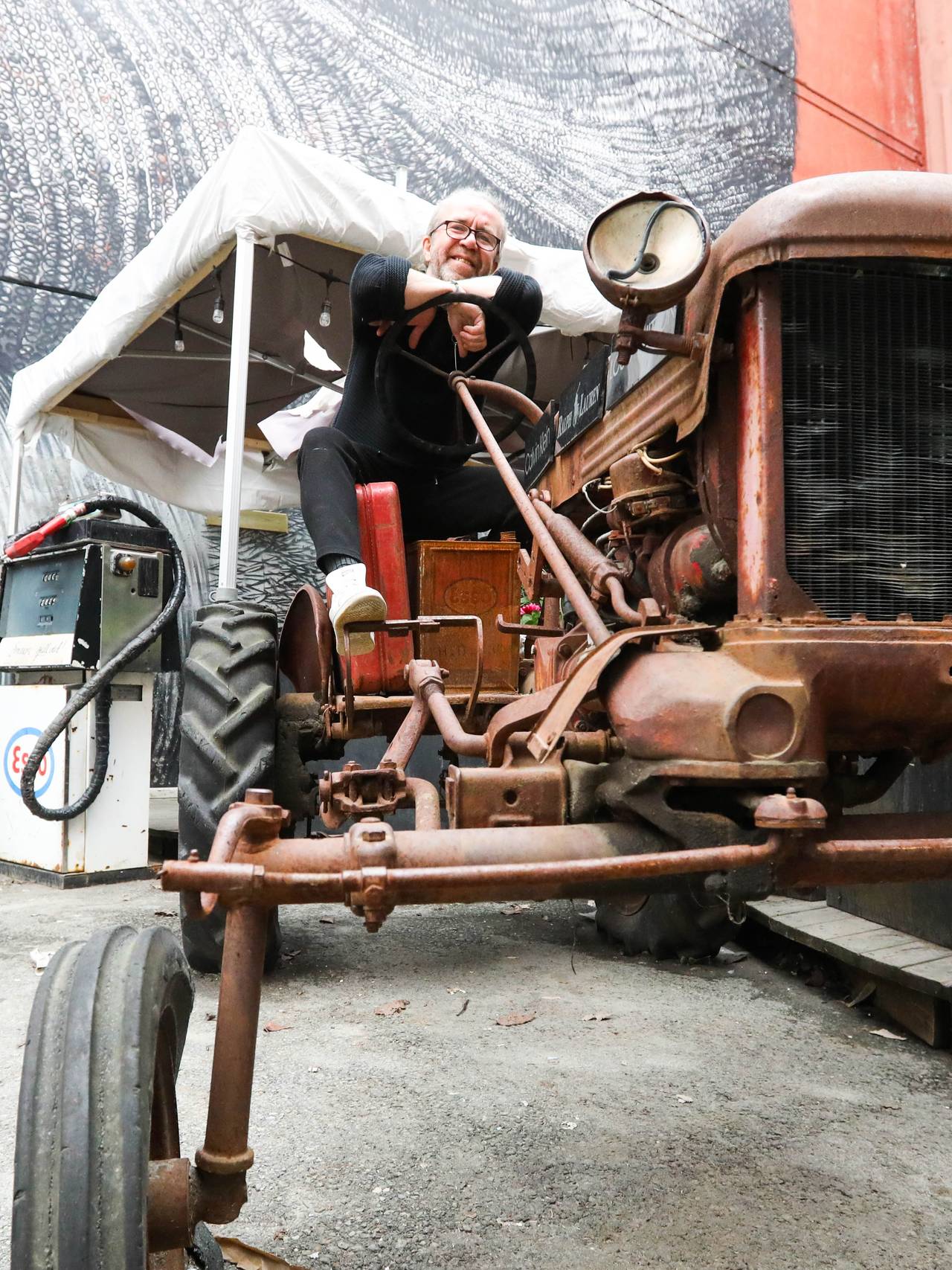 Bent Lindahl på en traktor