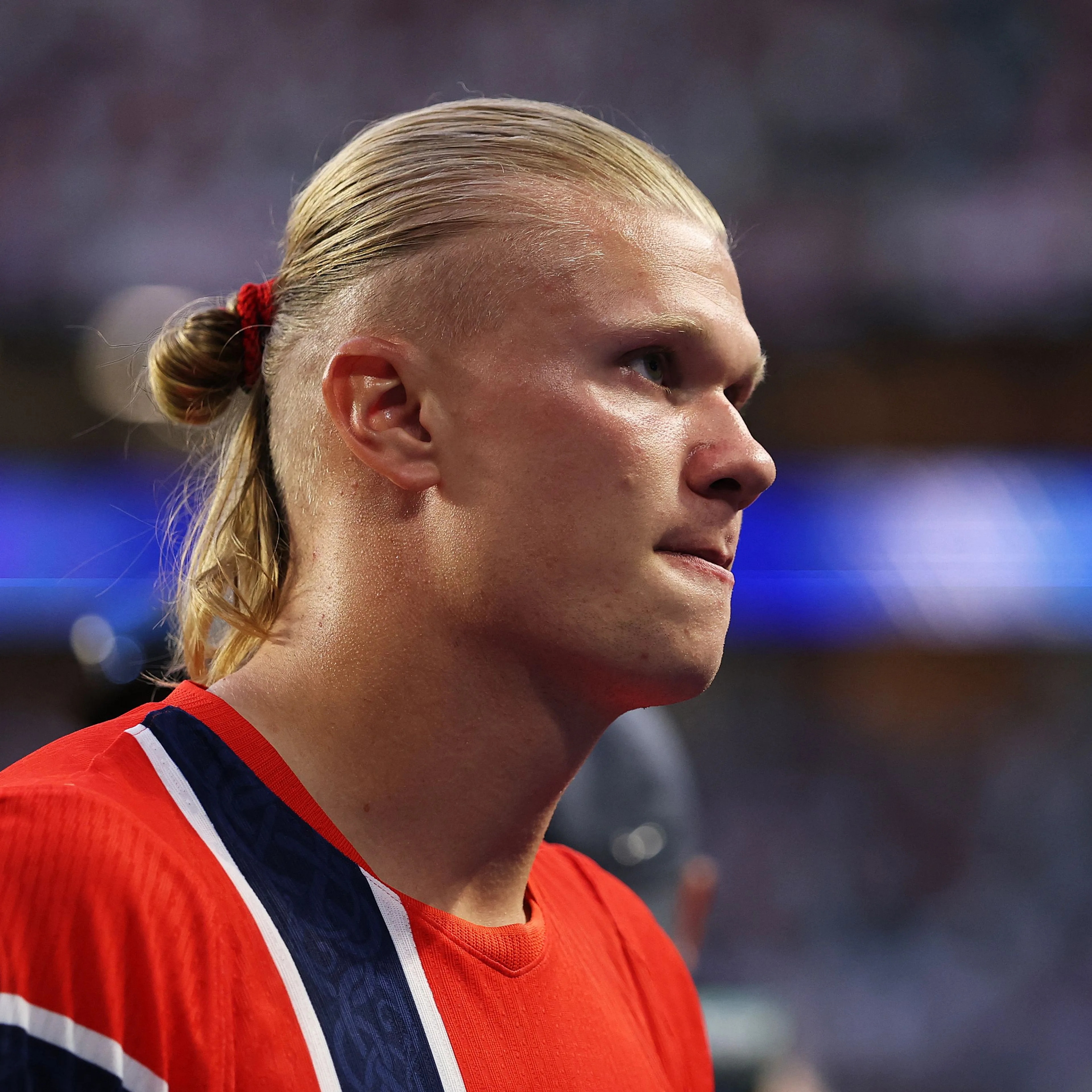 Erling Braut Haaland med hår i hestehale, iført norsk landslagsdrakt. (Bildebeskrivelsen er laget av en KI-tjeneste)