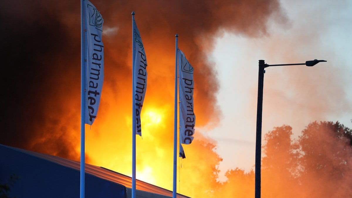Storbrann i Fredrikstad: – Flammene står 10–15 meter opp fra taket