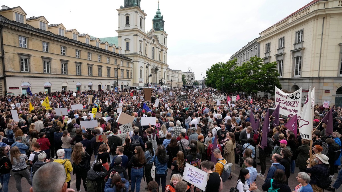 Tusener i abortdemonstrasjon i Polen: – Slutt å drepe oss