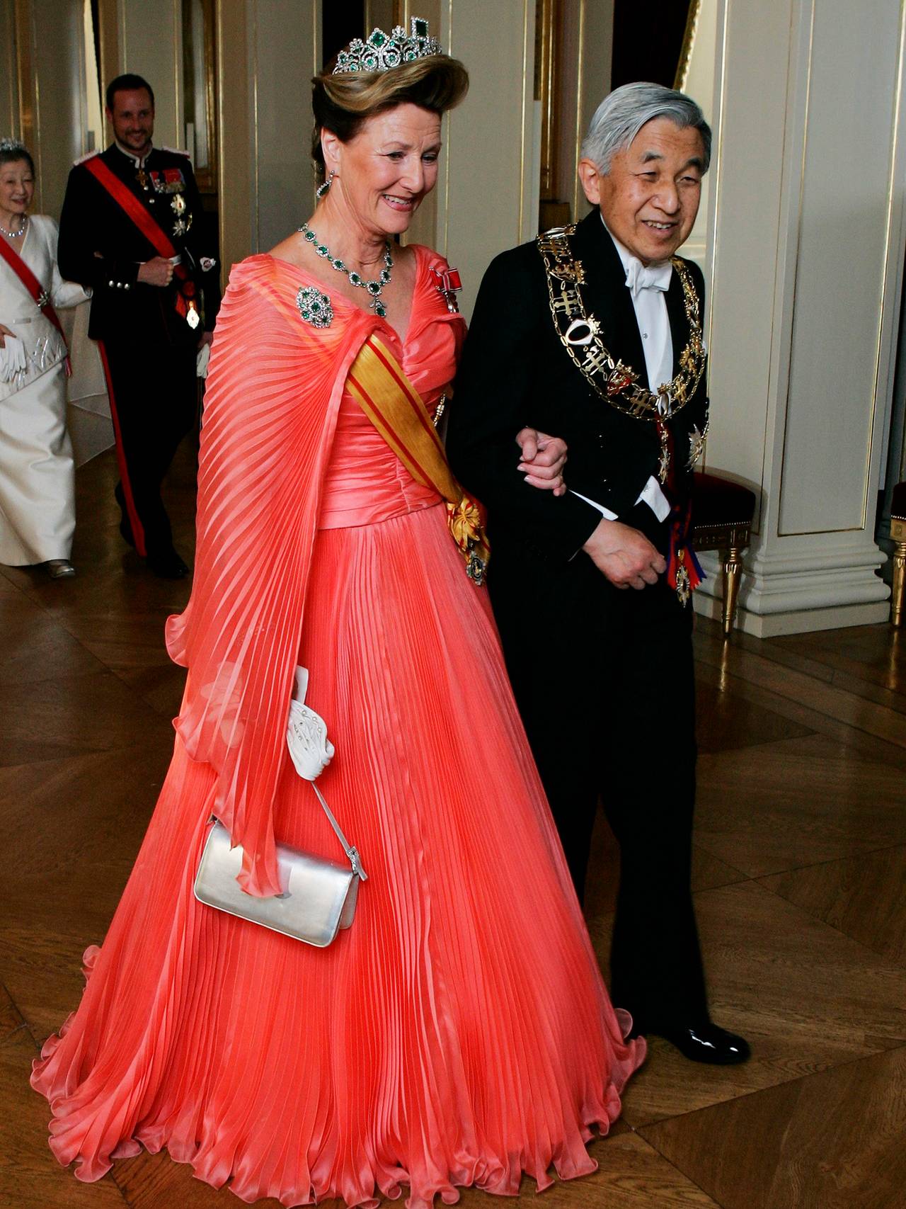 Dronning Sonja i rosa plissékjole