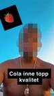 Et selfie av en person med sladdet ansikt der det står "Cola inn topp kvalitet"