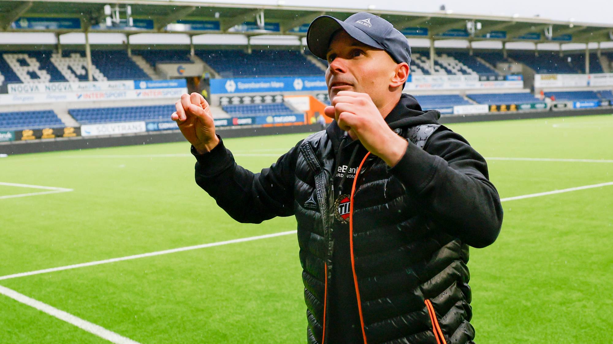 Tromsøs trener Jørgen Vik feirer seieren etter eliteseriekampen i fotball mellom Aalesund og Tromsø på Color Line