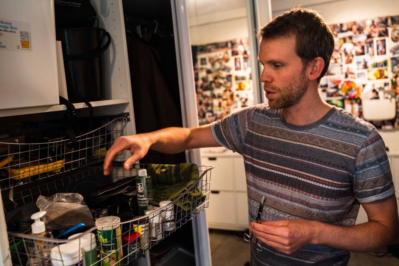 Mathias og skuffen med utstyr til akvariet.