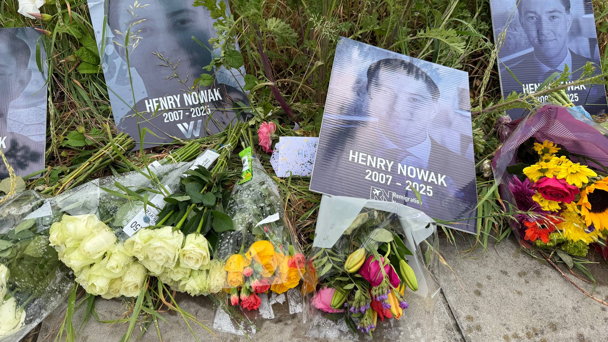 Plakater med drapsofferet Henry Nowak og blomster