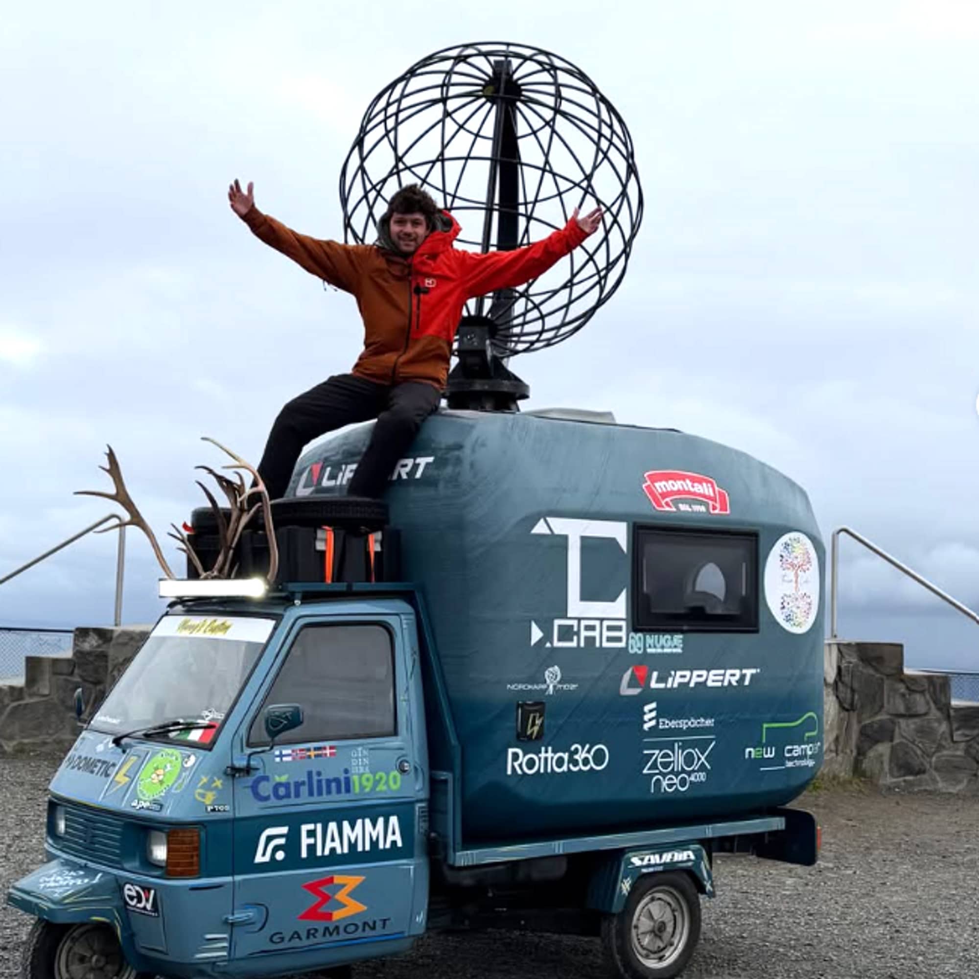 Fransesco med 3D-minibobil på Nordkapp