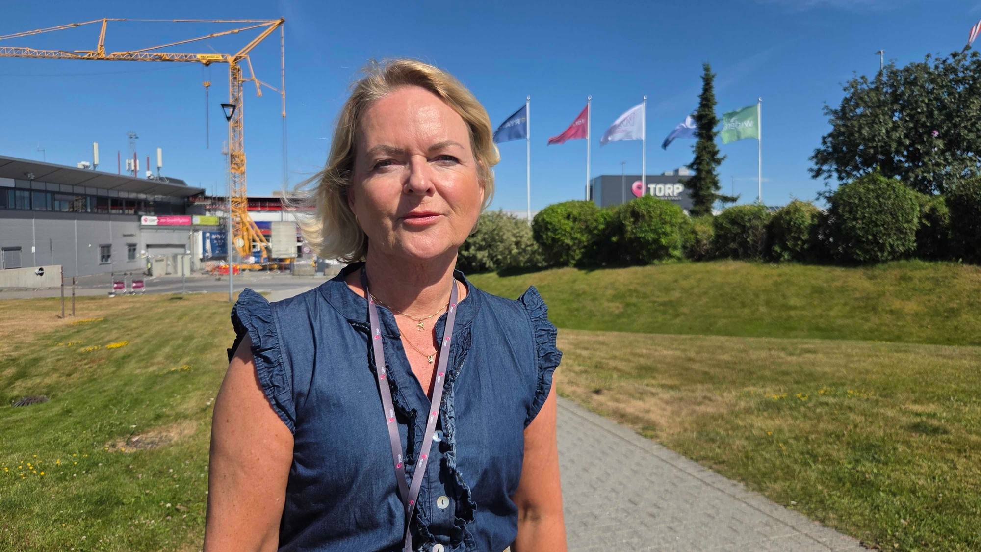 En kvinne med en flyplass i bakgrunnen. 