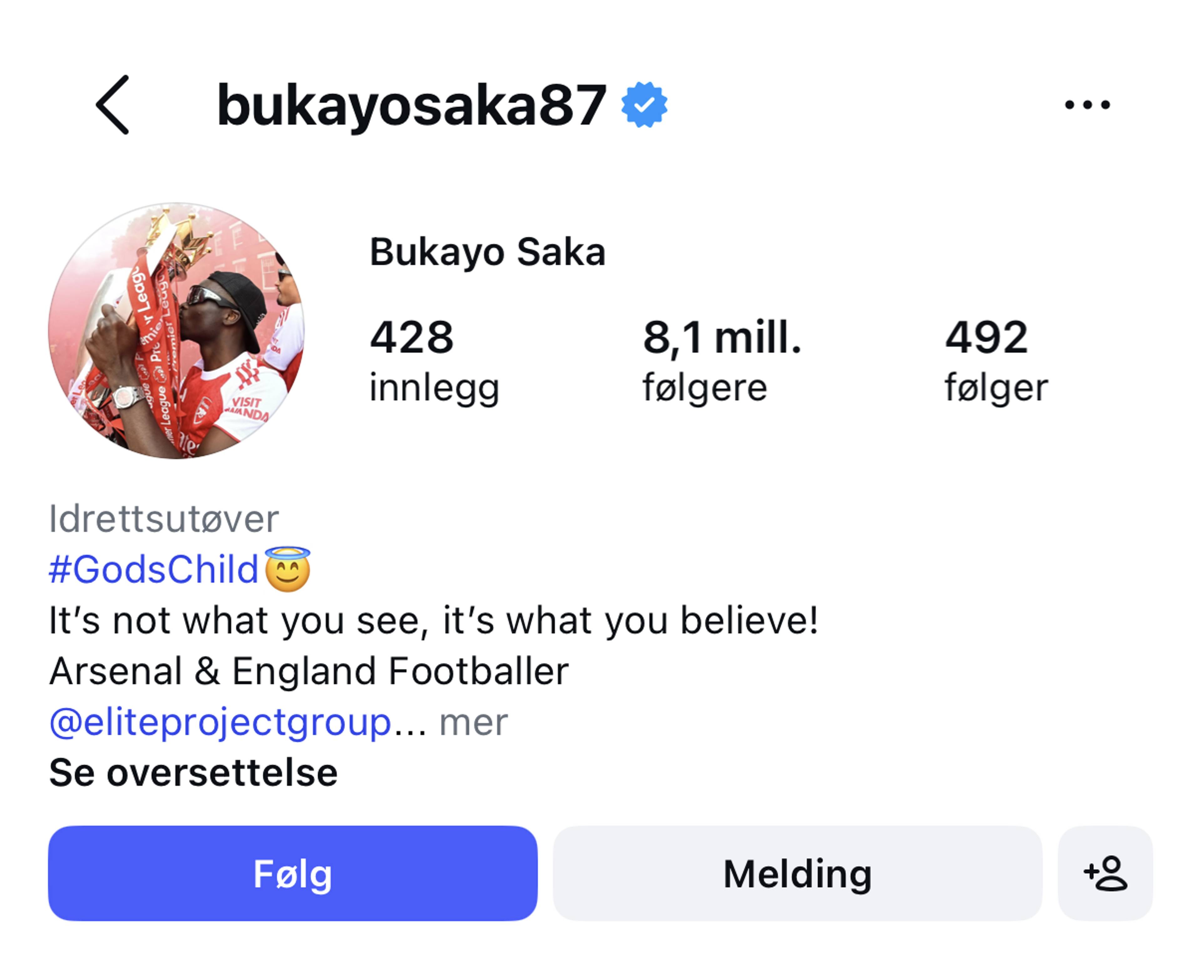 Bukayo Saka sin Instagram-profil vises. Han er en idrettsutøver, og profilen viser statistikk som antall innlegg og følgere. Bilder av ham i fotballklær og med trofeer er synlige. En stor plakat med teksten "THE TIME IS NOW" er også med. (Bildebeskrivelsen er laget av en KI-tjeneste)