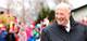 Foto: NTB scanpix Kong Harald smiler, mens barn i bakgrunnen vifter med norske flagg