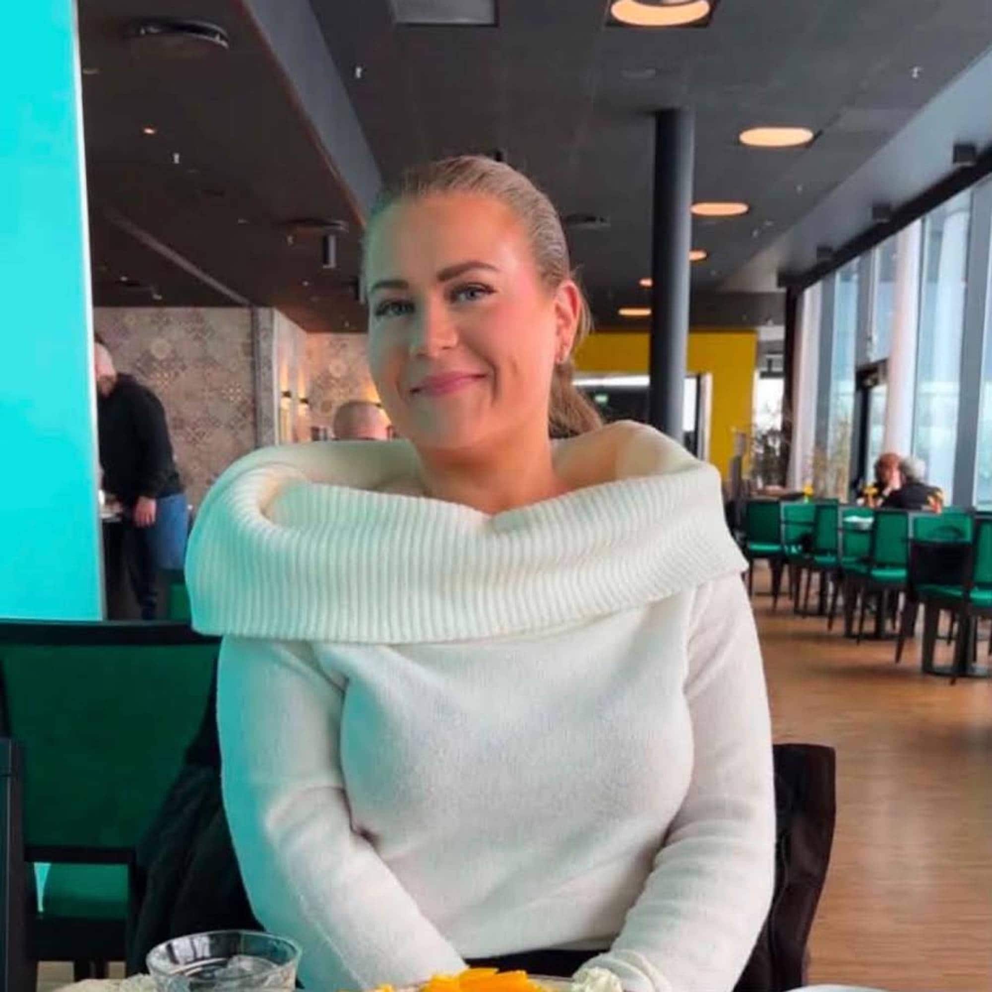 Kvinne med hvit genser