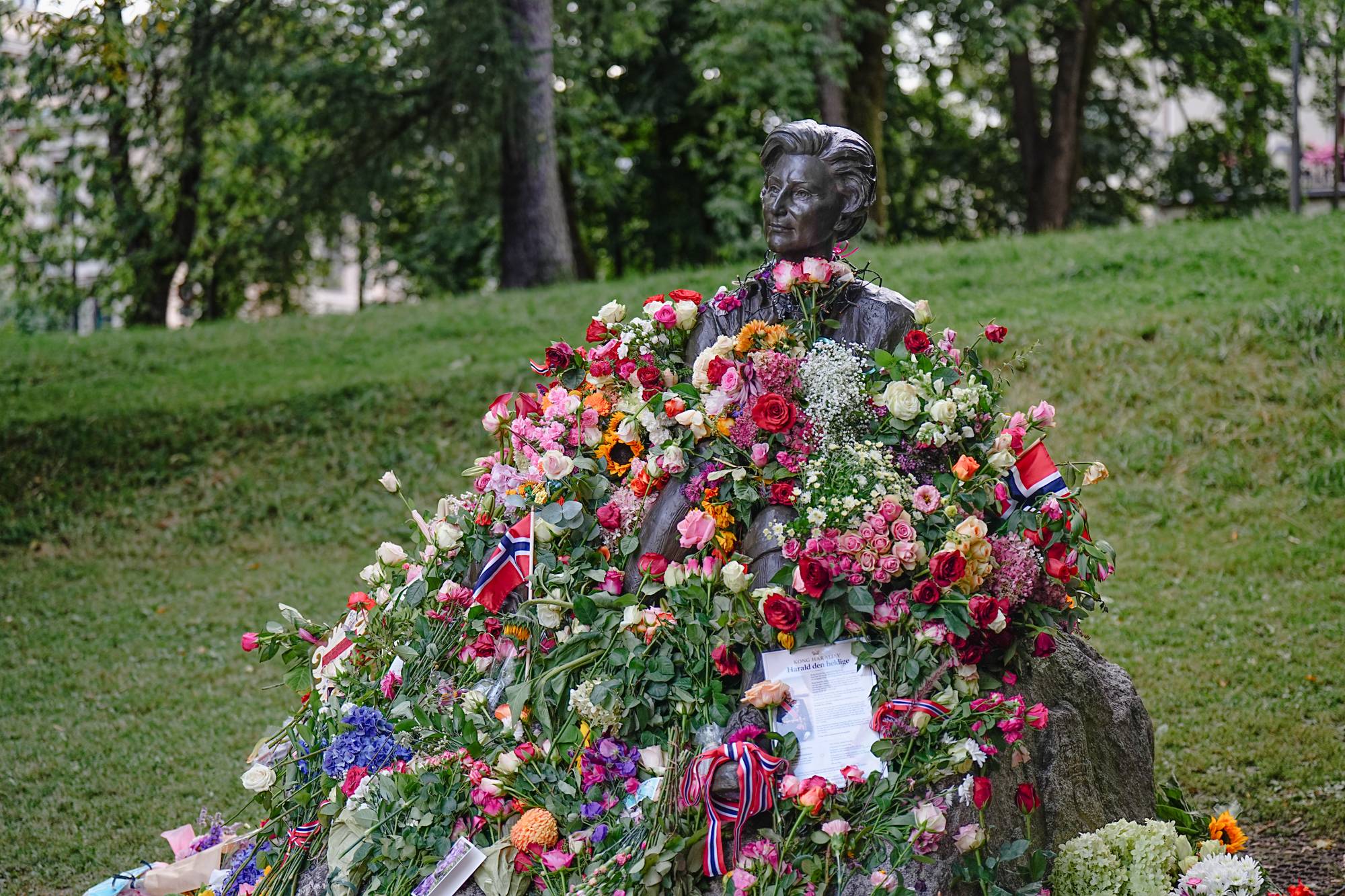 Folket hyllar «Turdronninga»: Statuen i Slottsparken er omkransa av blomstehelsingar.