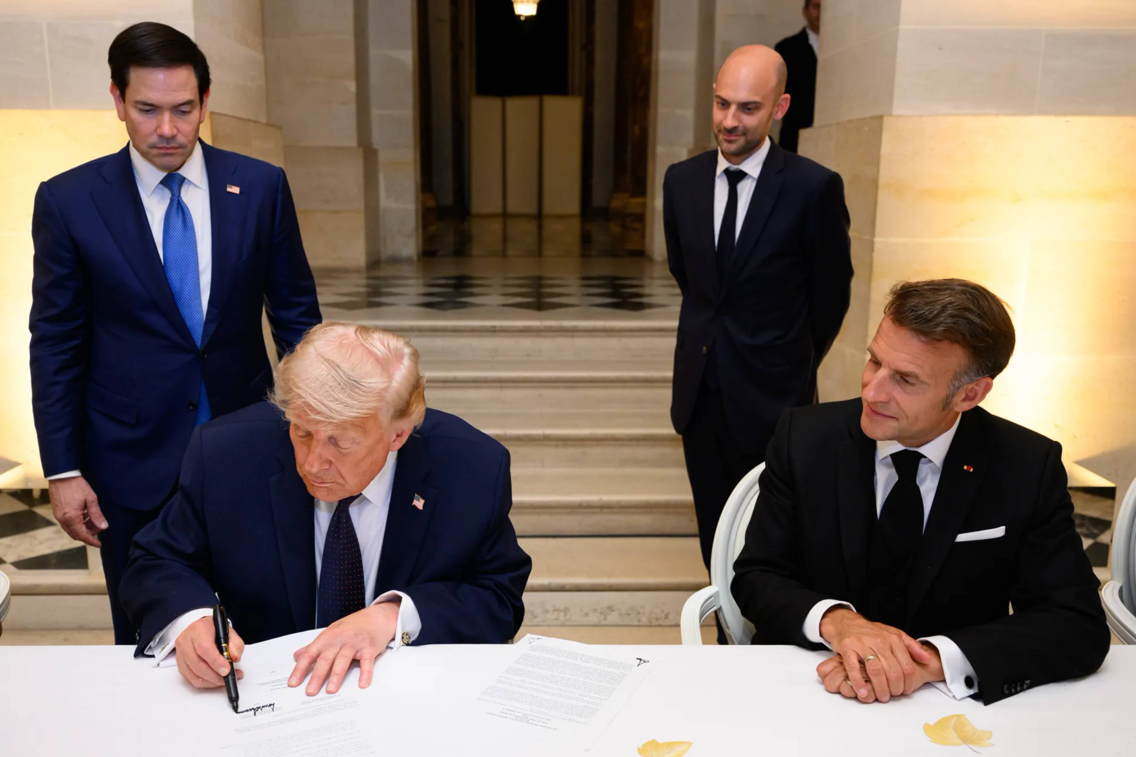 Trump signerer Iran-avtale