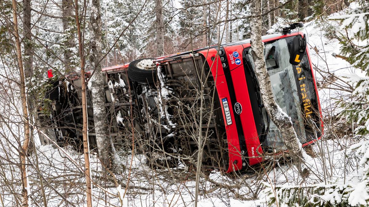 Rutebuss rundveltet: – 20 meter ned en skråning