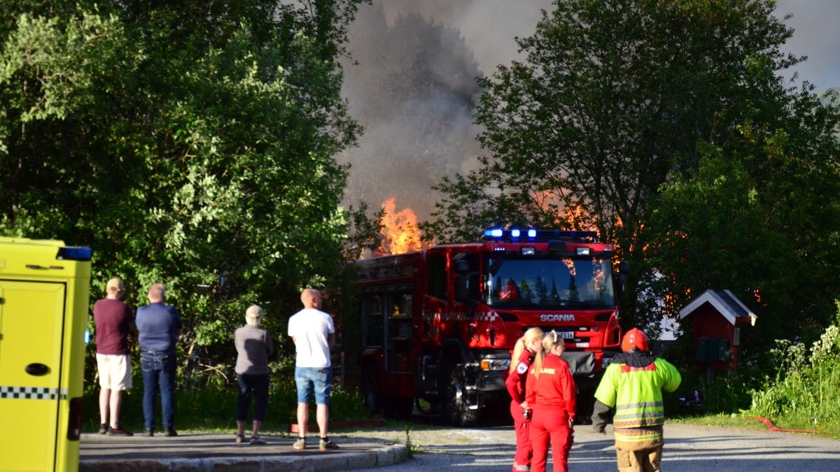 Togtrafikken går som normalt etter boligbrann
